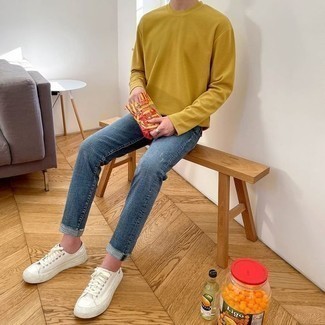 Comment porter un jean: Opte pour un t-shirt à manche longue moutarde avec un jean pour un look confortable et décontracté. Assortis ce look avec une paire de baskets basses en toile blanches.