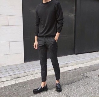 Tenue: T-shirt à manche longue noir, Pantalon chino à rayures verticales noir, Slippers en cuir noirs