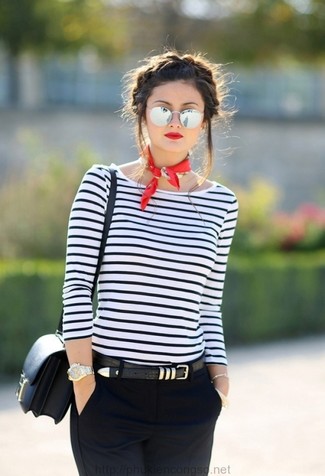 Comment porter un bandana rouge: Pense à opter pour un t-shirt à manche longue à rayures horizontales blanc et noir et un bandana rouge pour créer un look génial et idéal le week-end.