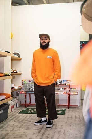 Comment porter des baskets à enfiler: Harmonise un t-shirt à manche longue orange avec un pantalon chino marron foncé pour une tenue idéale le week-end. Complète ce look avec une paire de baskets à enfiler.