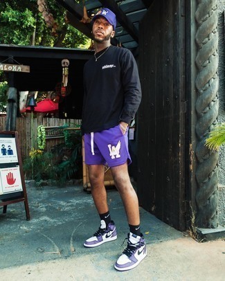 Tenue: T-shirt à manche longue noir, Short de running violet, Baskets montantes en cuir violettes, Casquette de base-ball violette