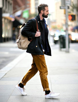 Comment porter un sac à dos marron clair pour un style chic decontractés quand il fait froid