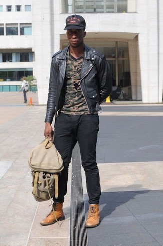 Comment porter un sac à dos marron clair pour un style decontractés
