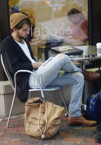 Comment porter un sac à dos marron clair pour un style decontractés