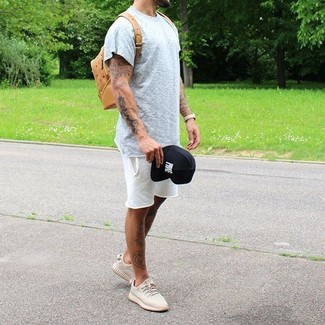 Comment porter un sac à dos marron clair pour un style decontractés