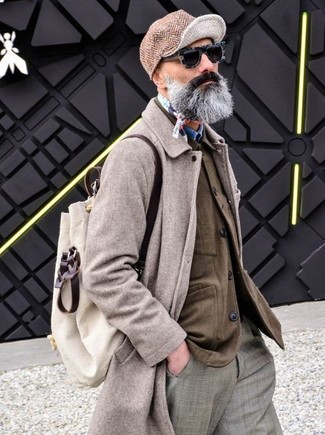 Comment porter un sac à dos marron clair pour un style chic decontractés quand il fait froid
