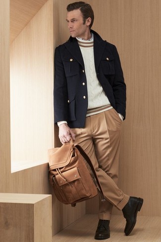 Comment porter un sac à dos marron clair pour un style chic decontractés quand il fait froid