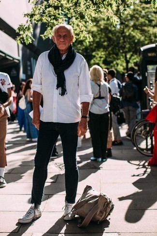 Comment porter un sac à dos marron clair pour un style decontractés