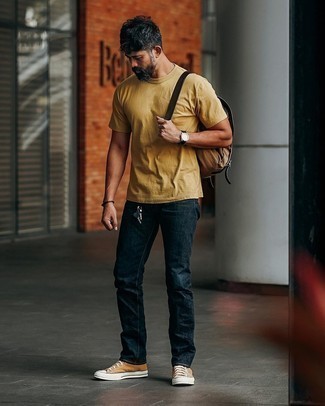 Comment porter un sac à dos marron clair pour un style decontractés