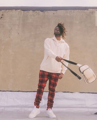 Comment porter un sac à dos marron clair pour un style decontractés à l'adolescence