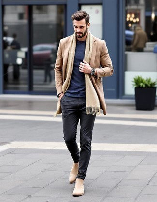 Des bottines chelsea à porter avec un blazer marron clair