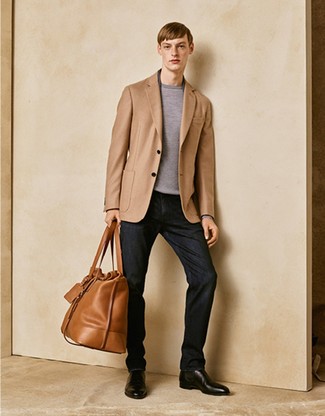 Des bottines chelsea à porter avec un blazer marron clair