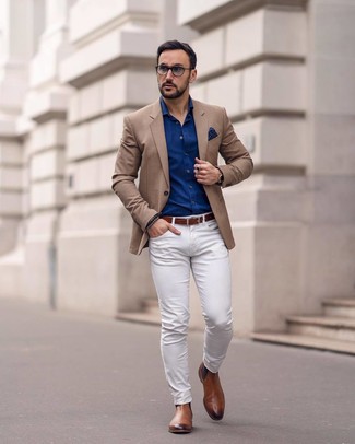 Des bottines chelsea à porter avec un blazer marron clair