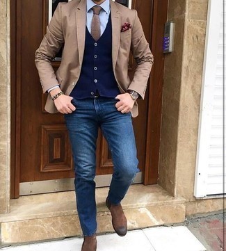 Des bottines chelsea à porter avec un blazer marron clair