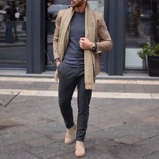 Des bottines chelsea à porter avec un blazer marron clair