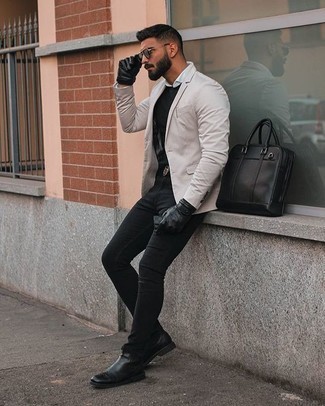 Des bottines chelsea à porter avec un blazer marron clair
