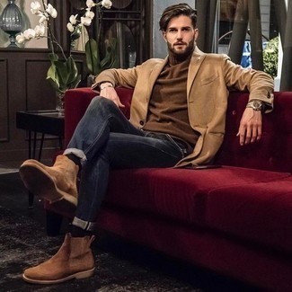 Des bottines chelsea à porter avec un blazer marron clair