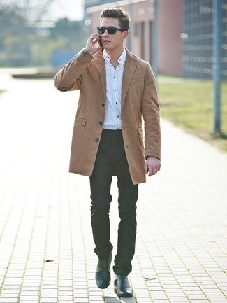 Des bottines chelsea à porter avec un blazer marron clair