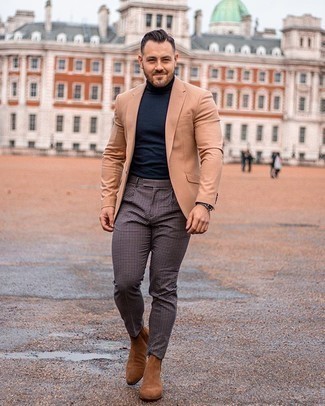 Des bottines chelsea à porter avec un blazer marron clair
