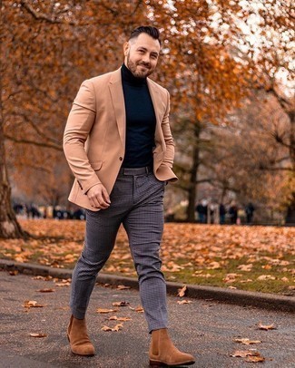 Des bottines chelsea à porter avec un blazer marron clair