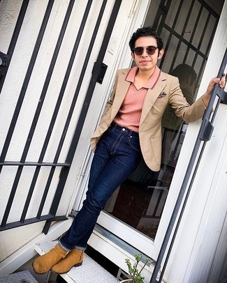 Des bottines chelsea à porter avec un blazer marron clair