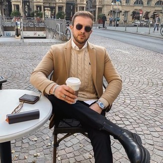 Des bottines chelsea à porter avec un blazer marron clair