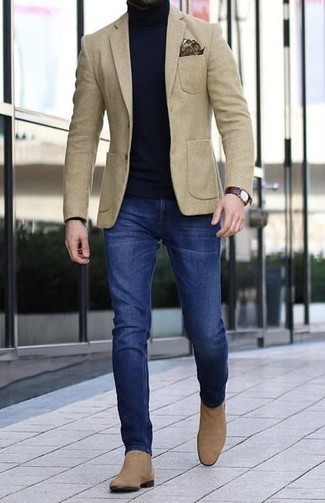 Des bottines chelsea à porter avec un blazer marron clair
