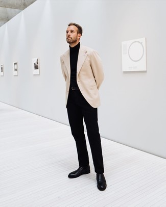 Des bottines chelsea à porter avec un blazer marron clair