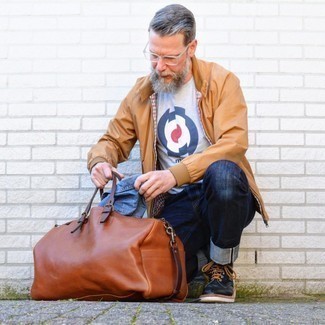 Comment porter un blouson aviateur marron clair