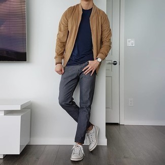 Comment porter un blouson aviateur marron clair