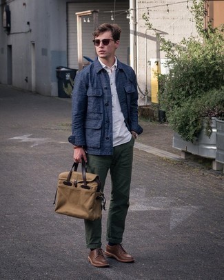 Comment porter une serviette marron clair au printemps