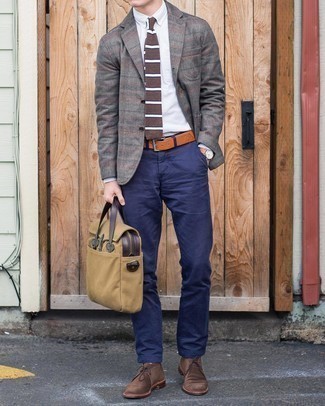Comment porter une serviette marron clair au printemps