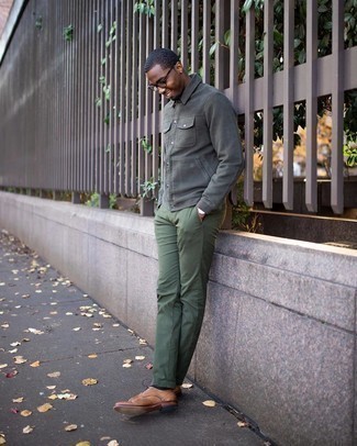 Comment porter des chaussures brogues marron clair pour un style chic decontractés en automne