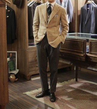 Comment porter un blazer à carreaux marron clair pour un style elégantes