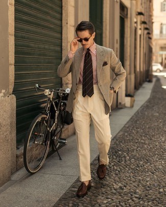 Comment porter un blazer à carreaux marron clair en été