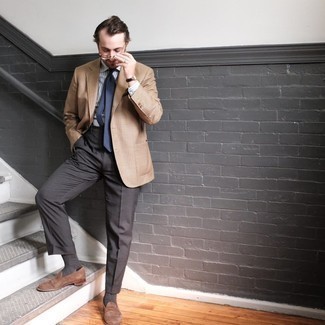 Comment porter un blazer à carreaux marron clair en été