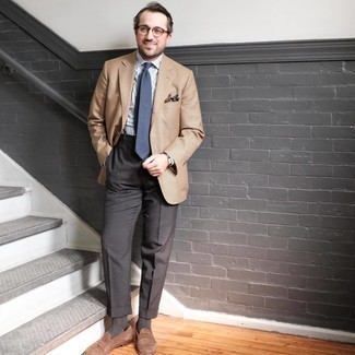 Comment porter un blazer à carreaux marron clair en été