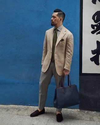 Comment porter un blazer à carreaux marron clair en été