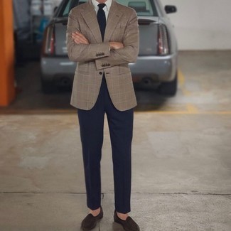 Comment porter un blazer à carreaux marron clair en été