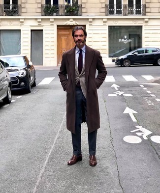 Comment porter un blazer à carreaux marron clair quand il fait froid après 50 ans