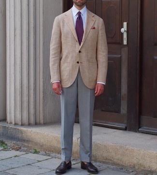 Comment porter un blazer à carreaux marron clair en été