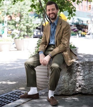 Comment porter un blazer à carreaux marron clair pour un style elégantes