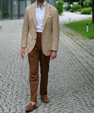 Comment porter un blazer à carreaux marron clair pour un style elégantes