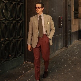 Comment porter un blazer à carreaux marron clair en été