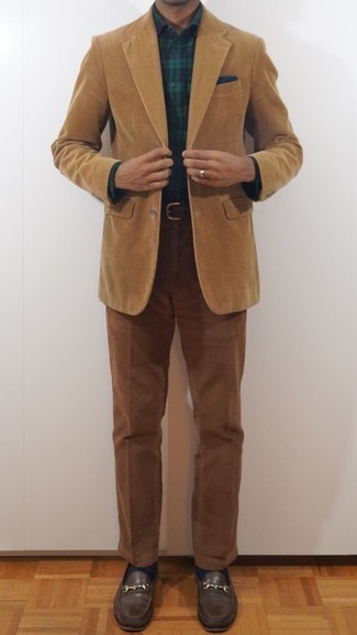 Comment porter un blazer en velours côtelé marron clair
