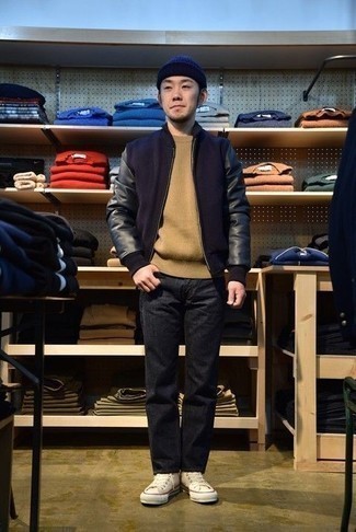 Un blouson aviateur à porter avec un pull à col rond marron clair
