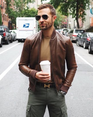 Un blouson aviateur à porter avec un pull à col rond marron clair