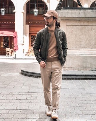 Un blouson aviateur à porter avec un pull à col rond marron clair