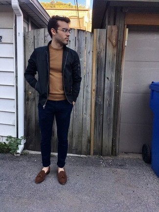 Un blouson aviateur à porter avec un pull à col rond marron clair