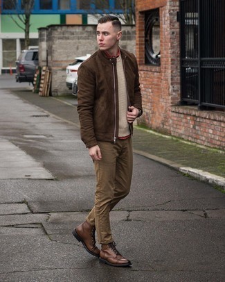 Un blouson aviateur à porter avec un pull à col rond marron clair